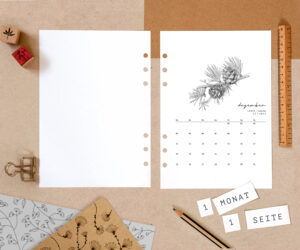 Produktbild Monatsplaner mit fein gezeichneten Blumen: Hier Lärche für den Dezember